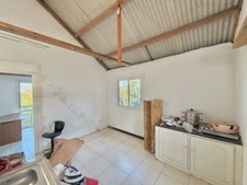 À vendre maison de 100 m² à rénover comprenant deux appartements T3 et vue mer – La Rivière Saint-Louis