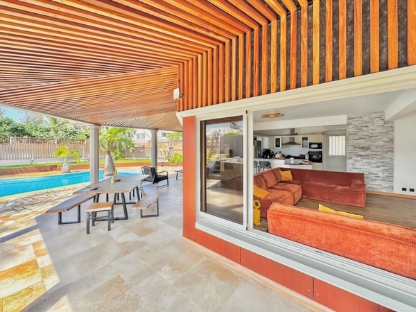 À vendre – Villa 7 pièces rénovée avec piscine à L’Étang-Salé-les-Bains (97427)