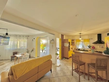 Dpt La Réunion (974), à vendre LA RIVIERE SAINT LOUIS - Ouaki - maison T4/5 de 453m2 - terrain de 543m2 - Piscine