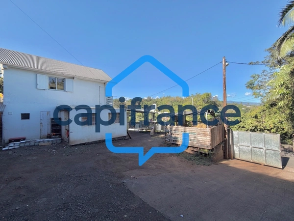À vendre maison de 100 m² à rénover comprenant deux appartements T3 et vue mer – La Rivière Saint-Louis