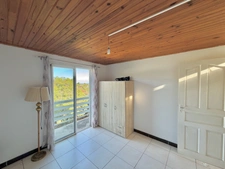 À vendre maison de 100 m² à rénover comprenant deux appartements T3 et vue mer – La Rivière Saint-Louis