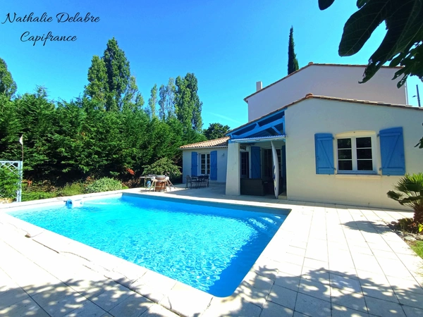 Le charme d’une maison d’architecte, un jardin exceptionnel et une piscine