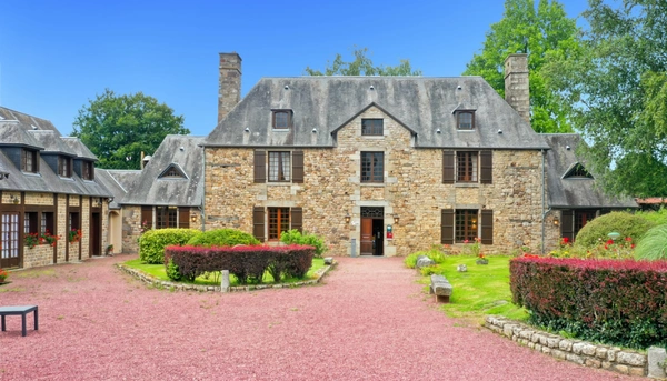 Propriété d’exception en Normandie – Manoir rénové avec dépendances et chapelle