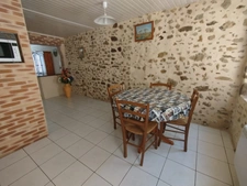Maison de bourg traversante en pierres apparentes – Saint-Jean-d’Assé