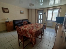 Maison de bourg traversante en pierres apparentes – Saint-Jean-d’Assé