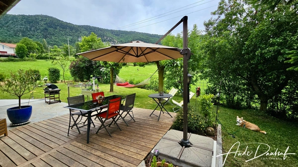 Maison familiale 4 chambres avec jardin, garage, abris voitures et annexes