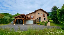 Maison familiale 4 chambres avec jardin, garage, abris voitures et annexes