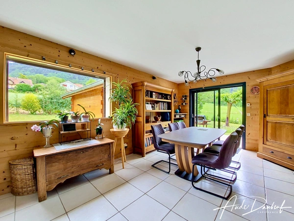 Maison familiale 4 chambres avec jardin, garage, abris voitures et annexes