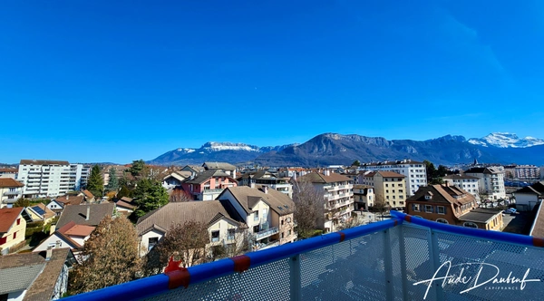 Annecy centre : duplex T4 de 100 m2 avec 2 balcons, 1 terrasse et vue panoranique 