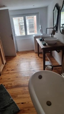 Maison individuelle rénovée – 2 chambres – Jardin – Stationnements – DPE C