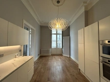 Apartment for sale 3/4 with balcony stone building BORDEAUX (33)