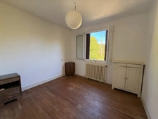 Maison sur 2 niveaux sur grand terrain