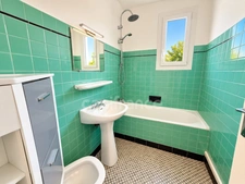 Maison sur 2 niveaux sur grand terrain