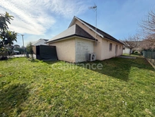 Maison récente avec garage et terrain clos