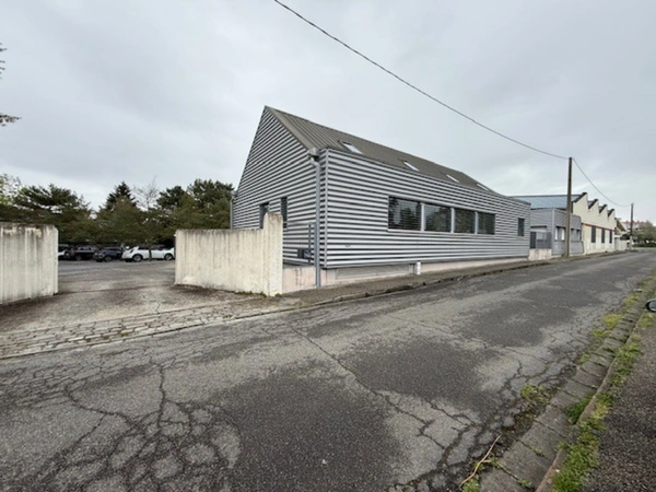 Bâtiment à usage de bureaux de 250 m² avec sous sol et parking