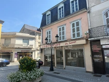 Immeuble à rénover avec locaux commerciaux