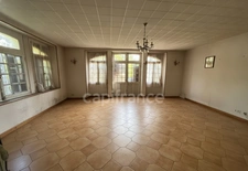 Grande maison de 200 m²/habitables à rénover sur terrain clos