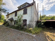 Grande maison de 200 m²/habitables à rénover sur terrain clos