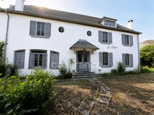 Grande maison de 200 m²/habitables à rénover sur terrain clos
