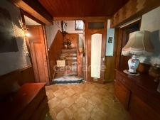 Grande maison de 200 m²/habitables à rénover sur terrain clos