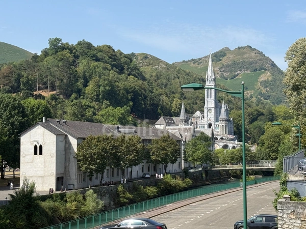 DEMEURE DE PRESTIGE FACE AUX SANCTUAIRES DE LOURDES