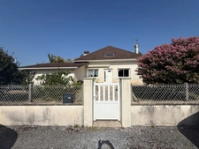 Villa sur 2 niveaux et terrain clos. 