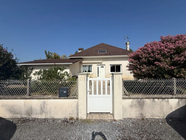 Villa sur 2 niveaux et terrain clos. 