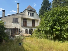 Grande maison de 200 m²/habitables à rénover sur terrain clos