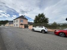 Maison de village avec garage et jardin