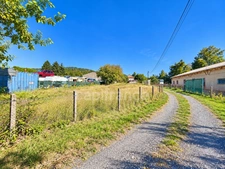 Maison sur 2 niveaux sur grand terrain