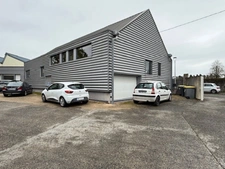 Bâtiment à usage de bureaux de 250 m² avec sous sol et parking