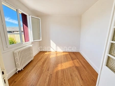 Maison sur 2 niveaux sur grand terrain