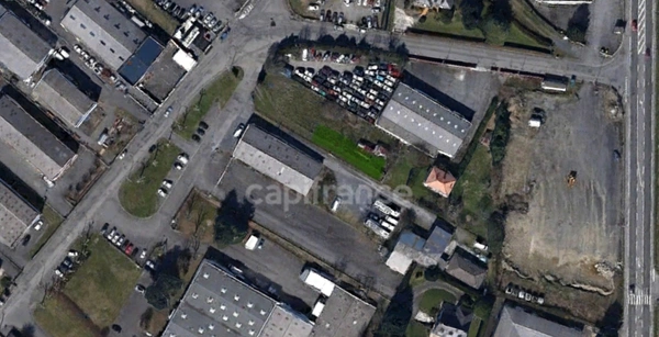 Maison avec terrain dans zone industrielle