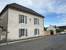 Maison de village avec garage et jardin
