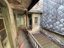 Immeuble à rénover avec locaux commerciaux