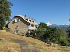 GRANDE MAISON AVEC VUE EXCEPTIONNELLE SUR LES PYRÉNÉES