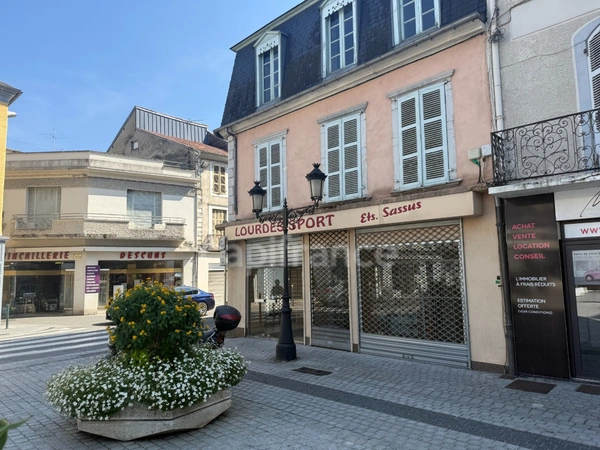 Immeuble à rénover avec locaux commerciaux
