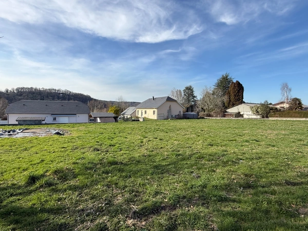Terrain de 2 457 m², idéal projet professionnel