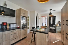 PEYRUIS (04) Villa de 247 m2 avec piscine édifiée sur une parcelle de 2400 m2.