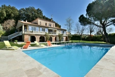 PEYRUIS (04) Villa de 247 m2 avec piscine édifiée sur une parcelle de 2400 m2.