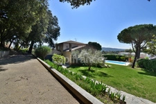 PEYRUIS (04) Villa de 247 m2 avec piscine édifiée sur une parcelle de 2400 m2.