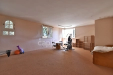 PEYRUIS (04) Villa de 247 m2 avec piscine édifiée sur une parcelle de 2400 m2.