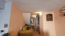 Authentique maison de village de 3 pièces avec cave voûtée et chambre à rénover_SIGONCE (04)