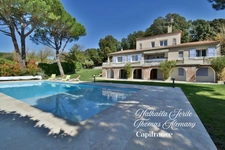 Peyruis (04310) Superbe villa de 247 m2 avec piscine édifiée sur une parcelle de 2400 m2 dans un cadre spacieux.