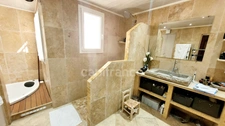 PEYRUIS (04) Villa de 247 m2 avec piscine édifiée sur une parcelle de 2400 m2.