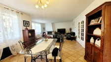 PEYRUIS (04) Villa de 247 m2 avec piscine édifiée sur une parcelle de 2400 m2.