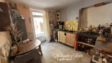 Authentique maison de village de 3 pièces avec cave voûtée et chambre à rénover_SIGONCE (04)
