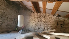 Authentique maison de village de 3 pièces avec cave voûtée et chambre à rénover_SIGONCE (04)
