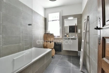 PEYRUIS (04) Villa de 247 m2 avec piscine édifiée sur une parcelle de 2400 m2.