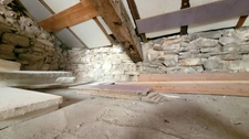 Authentique maison de village de 3 pièces avec cave voûtée et chambre à rénover_SIGONCE (04)